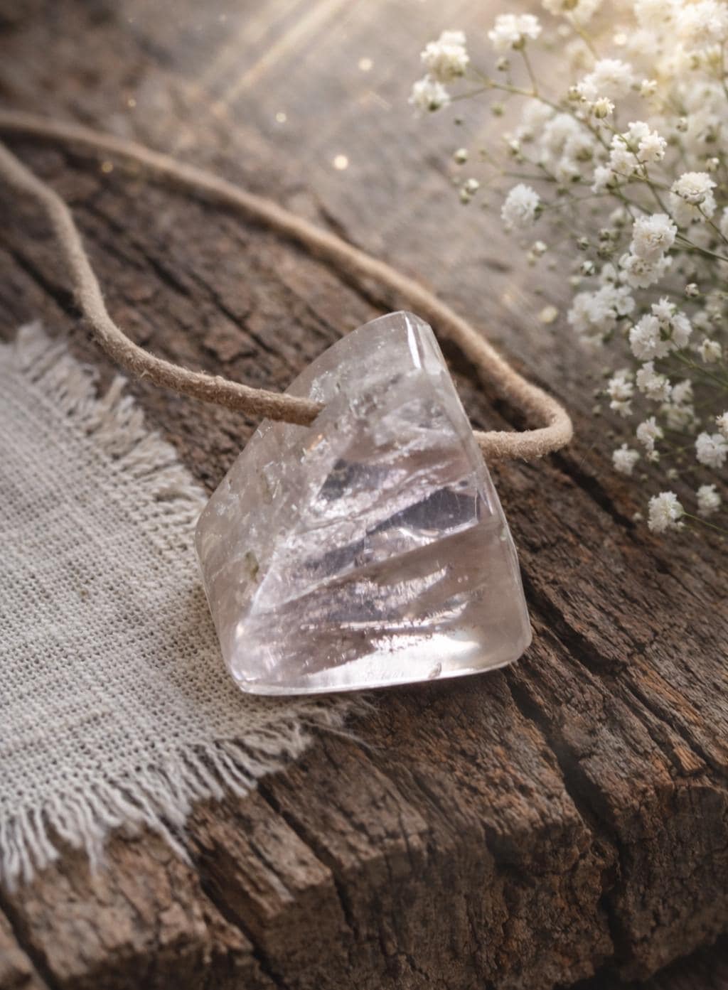 Kunzit Kristall Anhänger mit fantastischem Innenleben, 23 x 20 x 16 mm, gebohrt, an verstellbarem Lederband