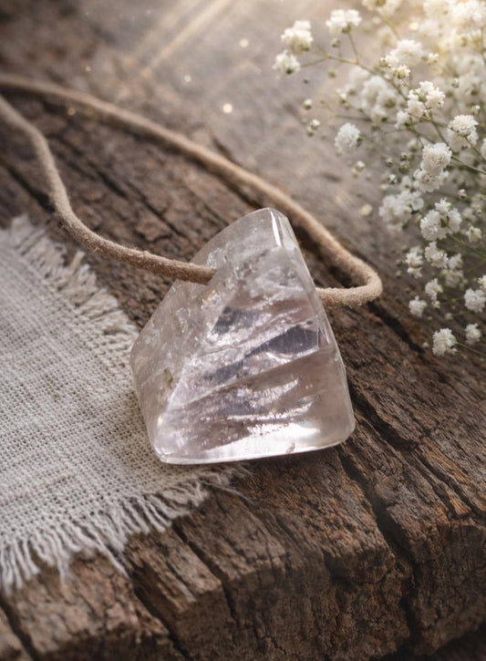 Kunzit Kristall Anhänger mit fantastischem Innenleben, 23 x 20 x 16 mm, gebohrt, an verstellbarem Lederband
