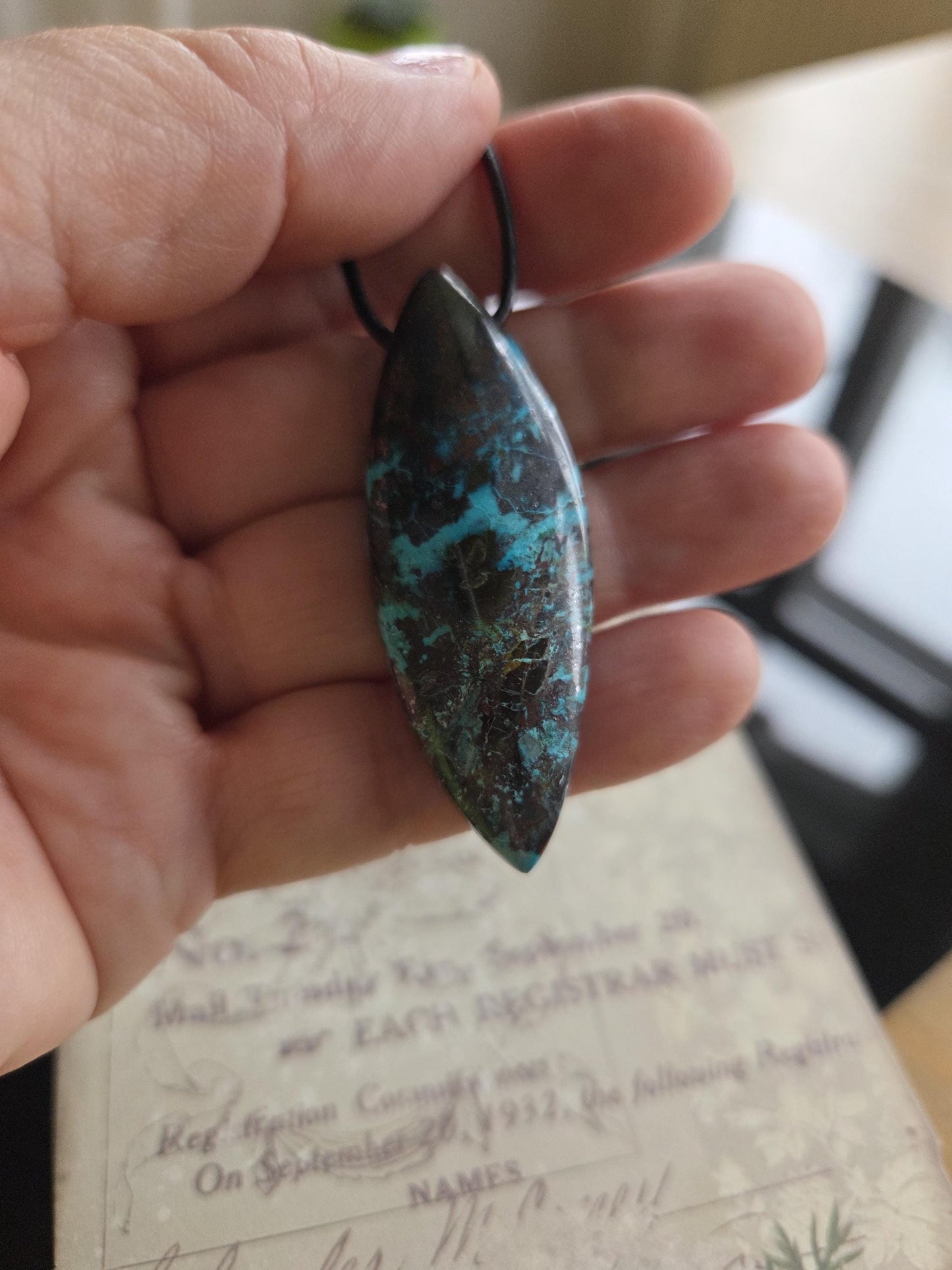 Chrysokoll Navetteförmig Anhänger, 53 x 20 x 8 mm, gebohrt, an verstellbarem Lederband