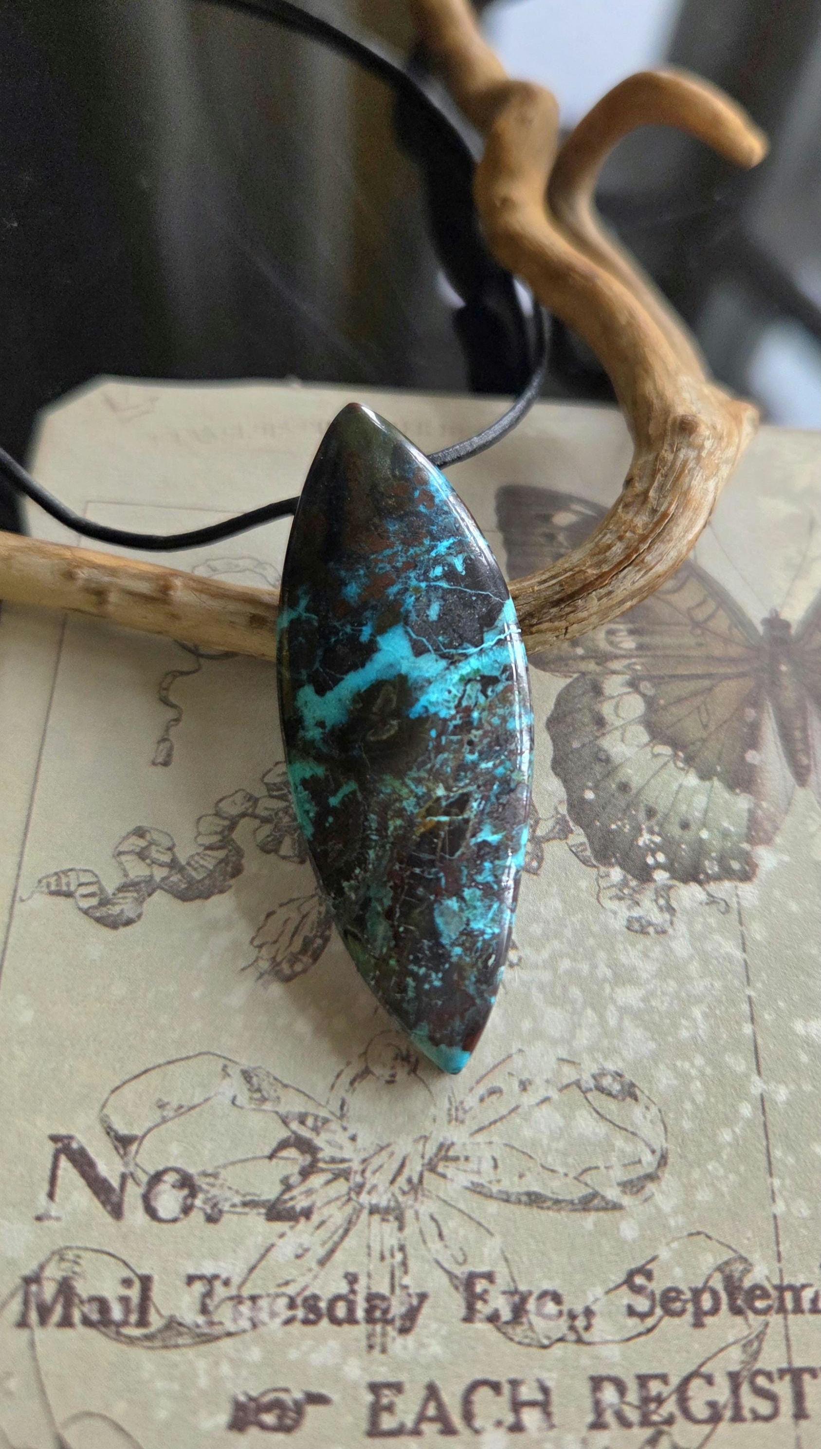 Chrysokoll Navetteförmig Anhänger, 53 x 20 x 8 mm, gebohrt, an verstellbarem Lederband