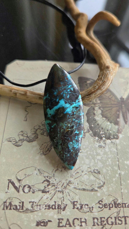 Chrysokoll Navetteförmig Anhänger, 53 x 20 x 8 mm, gebohrt, an verstellbarem Lederband