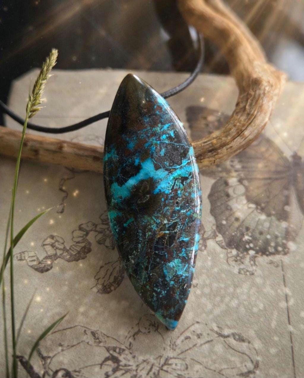 Chrysokoll Navetteförmig Anhänger, 53 x 20 x 8 mm, gebohrt, an verstellbarem Lederband