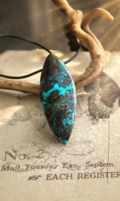 Chrysokoll Navetteförmig Anhänger, 53 x 20 x 8 mm, gebohrt, an verstellbarem Lederband