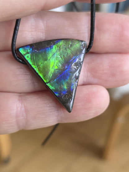 Magischer Ammolit Opal Anhänger blau grün lila, aus Kanada, 29 x 26 x 7 mm, gebohrt, an verstellbarem Lederband