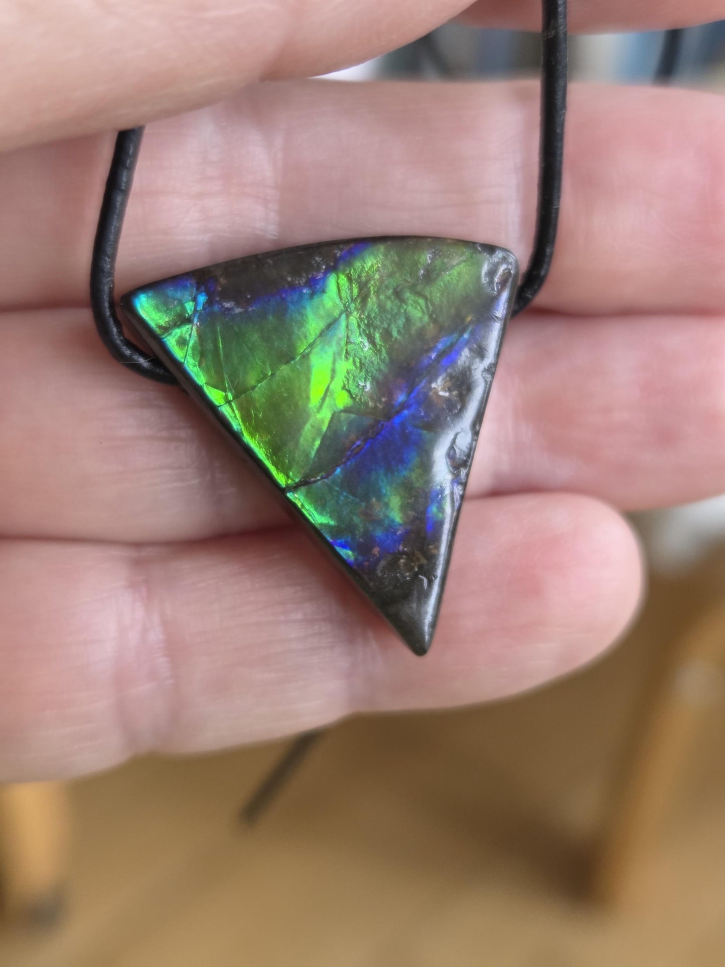 Magischer Ammolit Opal Anhänger blau grün lila, aus Kanada, 29 x 26 x 7 mm, gebohrt, an verstellbarem Lederband