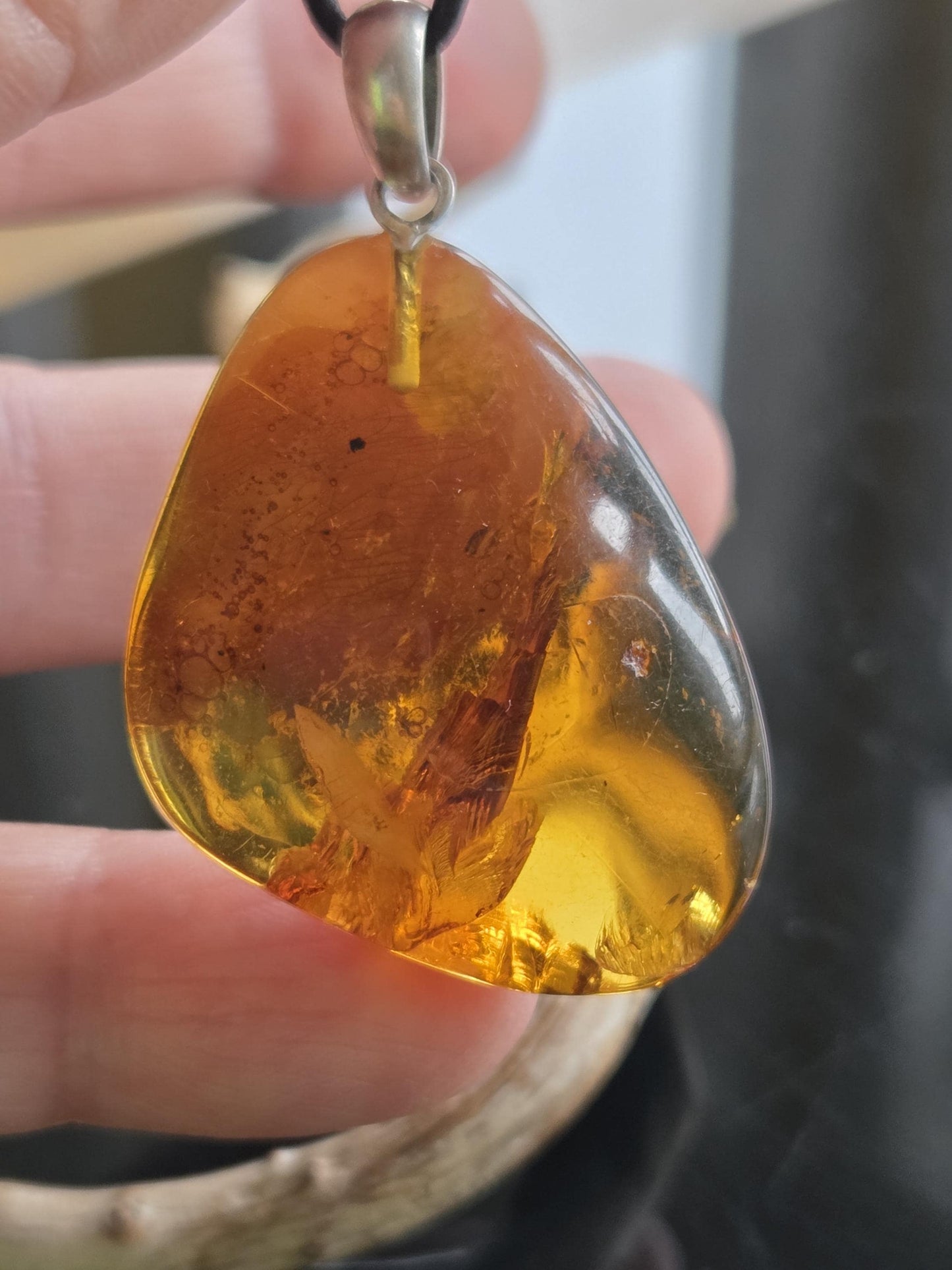 Baltischer Bernstein Anhänger, mit Einschlüssen von Blüten Bernstein Amulett, 43 x 30 x 10 mm, 925er Silberöse, an verstellbarem Lederband