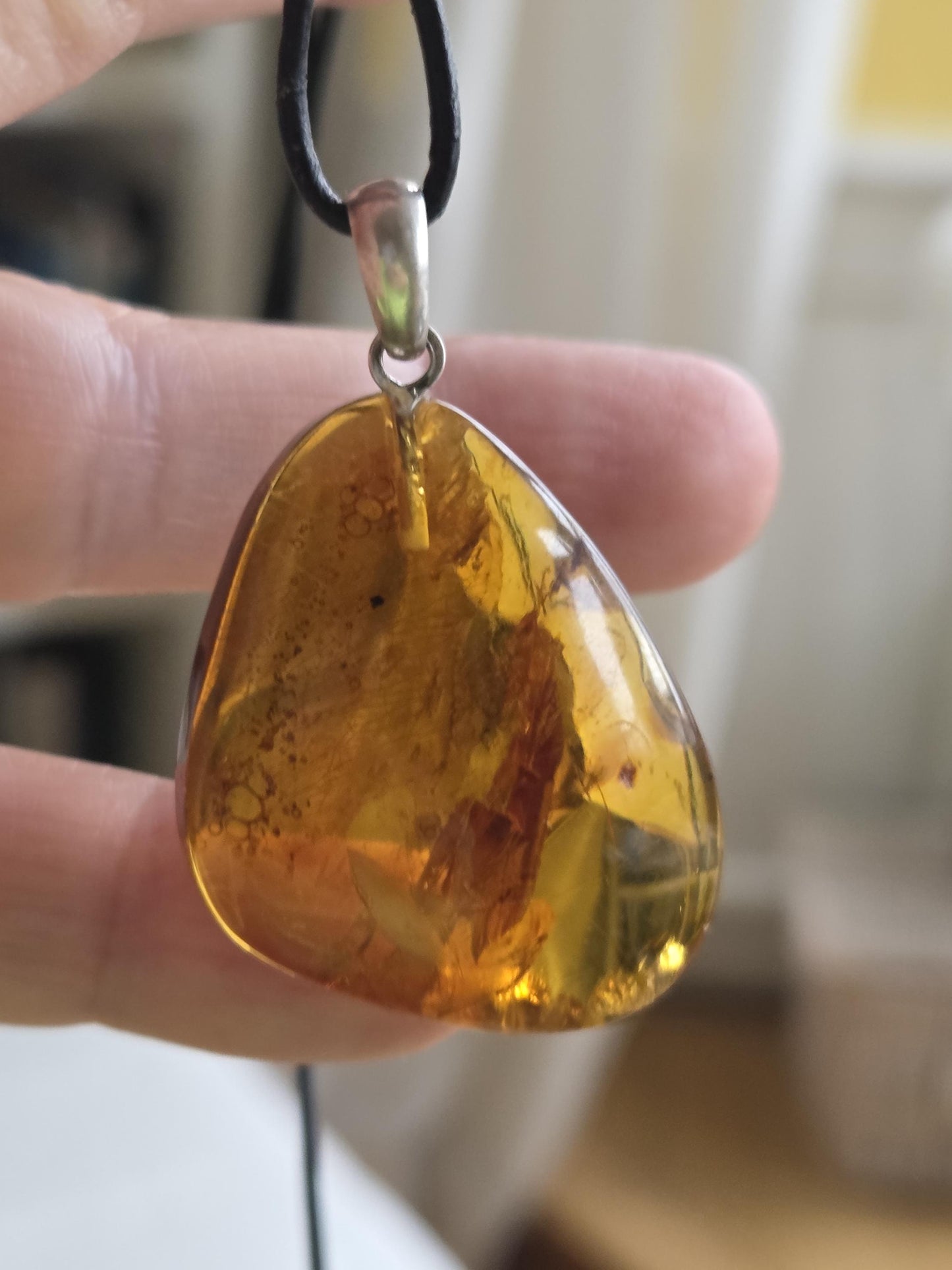 Baltischer Bernstein Anhänger, mit Einschlüssen von Blüten Bernstein Amulett, 43 x 30 x 10 mm, 925er Silberöse, an verstellbarem Lederband