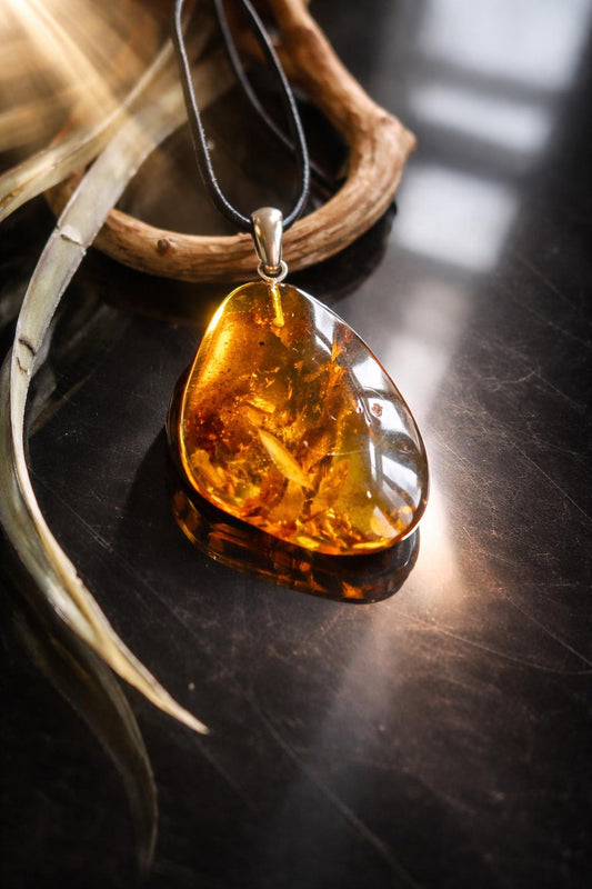 Baltischer Bernstein Anhänger, mit Einschlüssen von Blüten Bernstein Amulett, 43 x 30 x 10 mm, 925er Silberöse, an verstellbarem Lederband