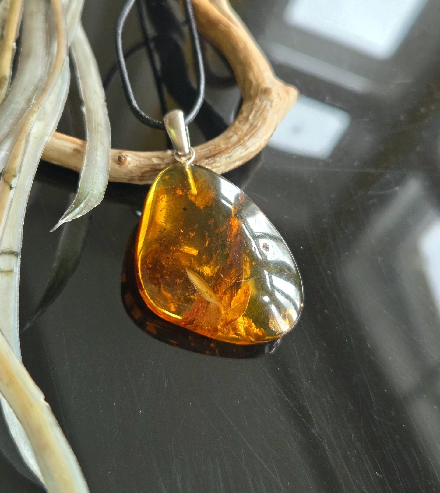 Baltischer Bernstein Anhänger, mit Einschlüssen von Blüten Bernstein Amulett, 43 x 30 x 10 mm, 925er Silberöse, an verstellbarem Lederband