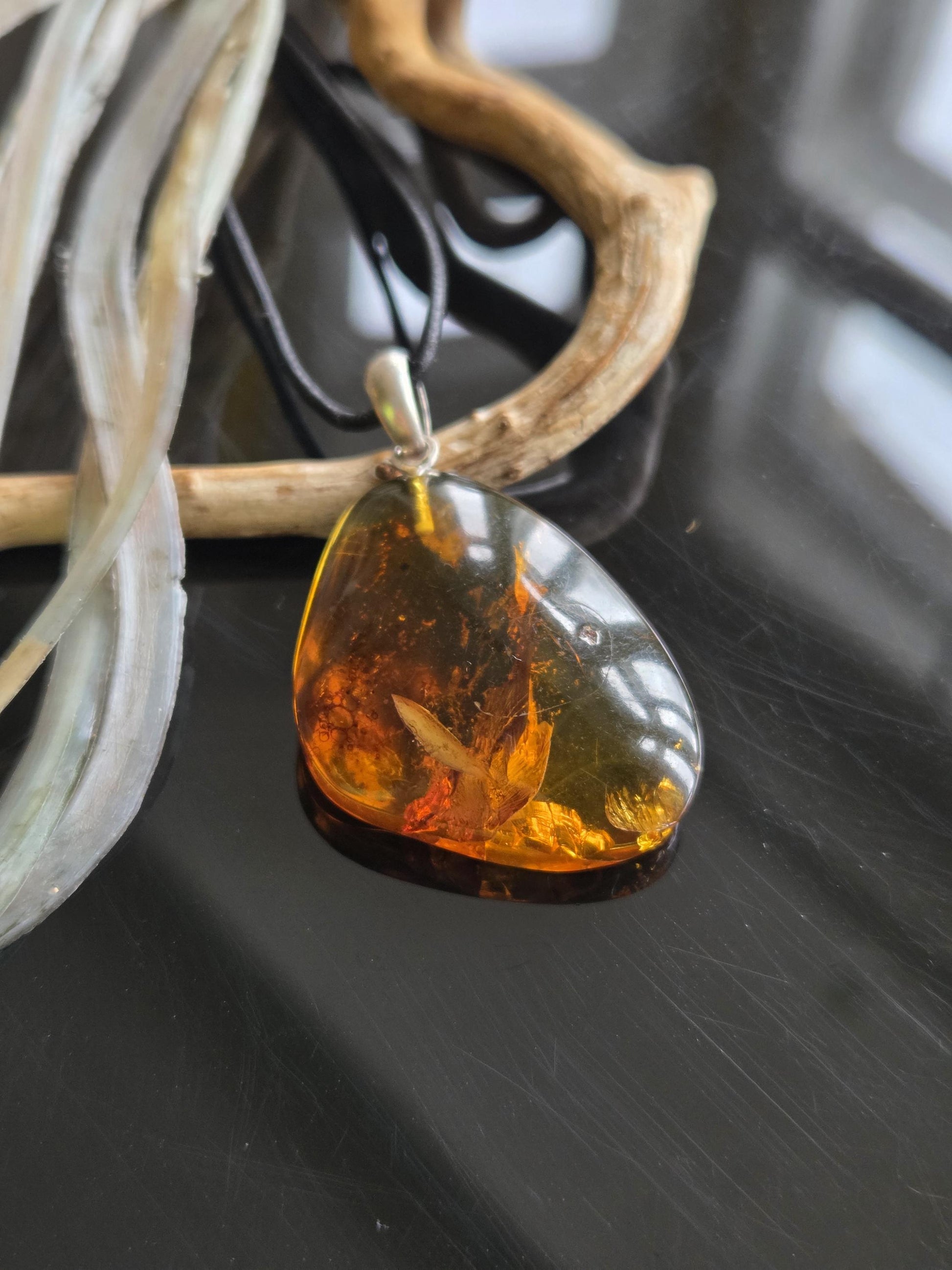 Baltischer Bernstein Anhänger, mit Einschlüssen von Blüten Bernstein Amulett, 43 x 30 x 10 mm, 925er Silberöse, an verstellbarem Lederband