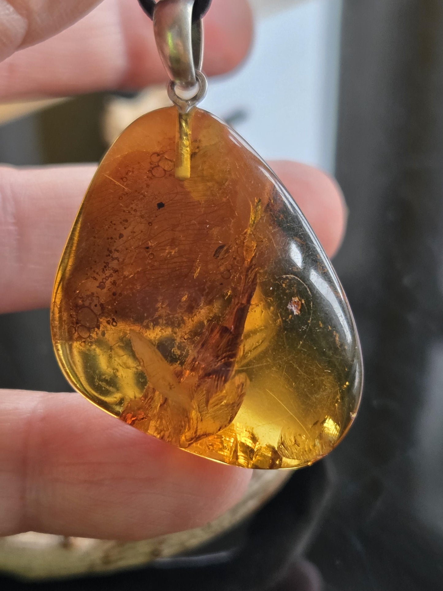 Baltischer Bernstein Anhänger, mit Einschlüssen von Blüten Bernstein Amulett, 43 x 30 x 10 mm, 925er Silberöse, an verstellbarem Lederband