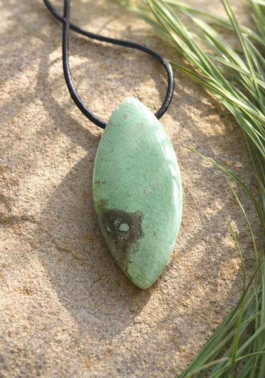 Seltener Variscit, Variscite, Variszit Navetteförmig Anhänger, 40 x 19 x 8 mm, gebohrt, an verstellbarem Lederband