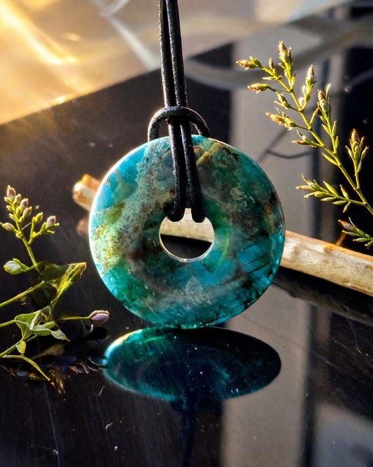 Apatit mit Shattuckit Donut Anhänger, 30 x 5 mm, gebohrt, an verstellbarem Lederband, selten!!