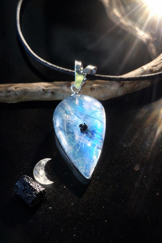 Kleiner Regenbogen Mondstein weißer Labradorit mit schwarzem Turmalin Anhänger, an 925er SilberÖse, an verstellbarem Lederband