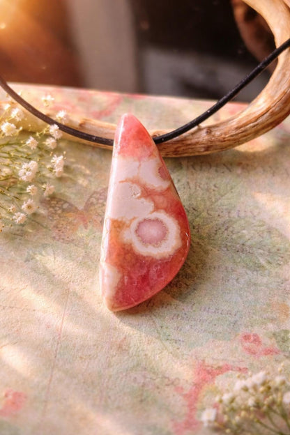 Entzückender Rhodochrosit Anhänger, 40 x 17 x 8 mm, gebohrt, an verstellbarem Lederband