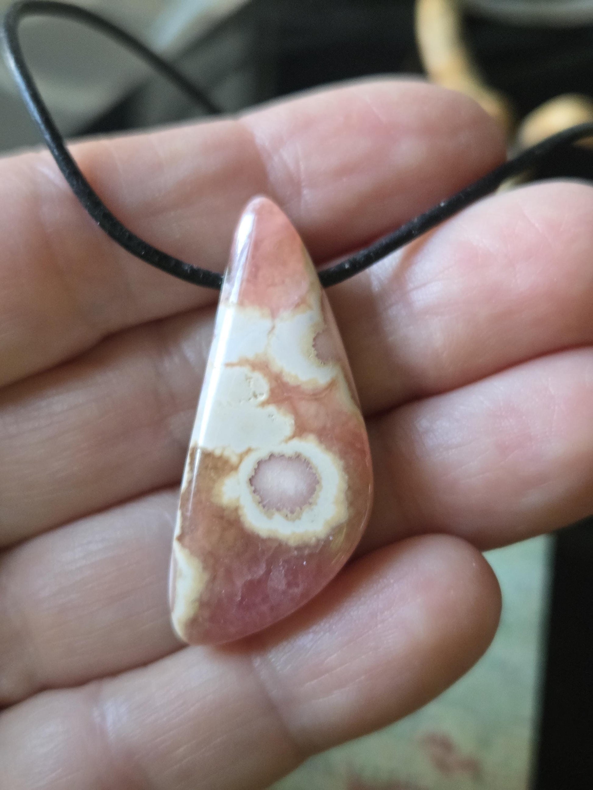 Entzückender Rhodochrosit Anhänger, 40 x 17 x 8 mm, gebohrt, an verstellbarem Lederband