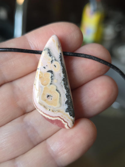Entzückender Rhodochrosit Anhänger, 40 x 17 x 8 mm, gebohrt, an verstellbarem Lederband