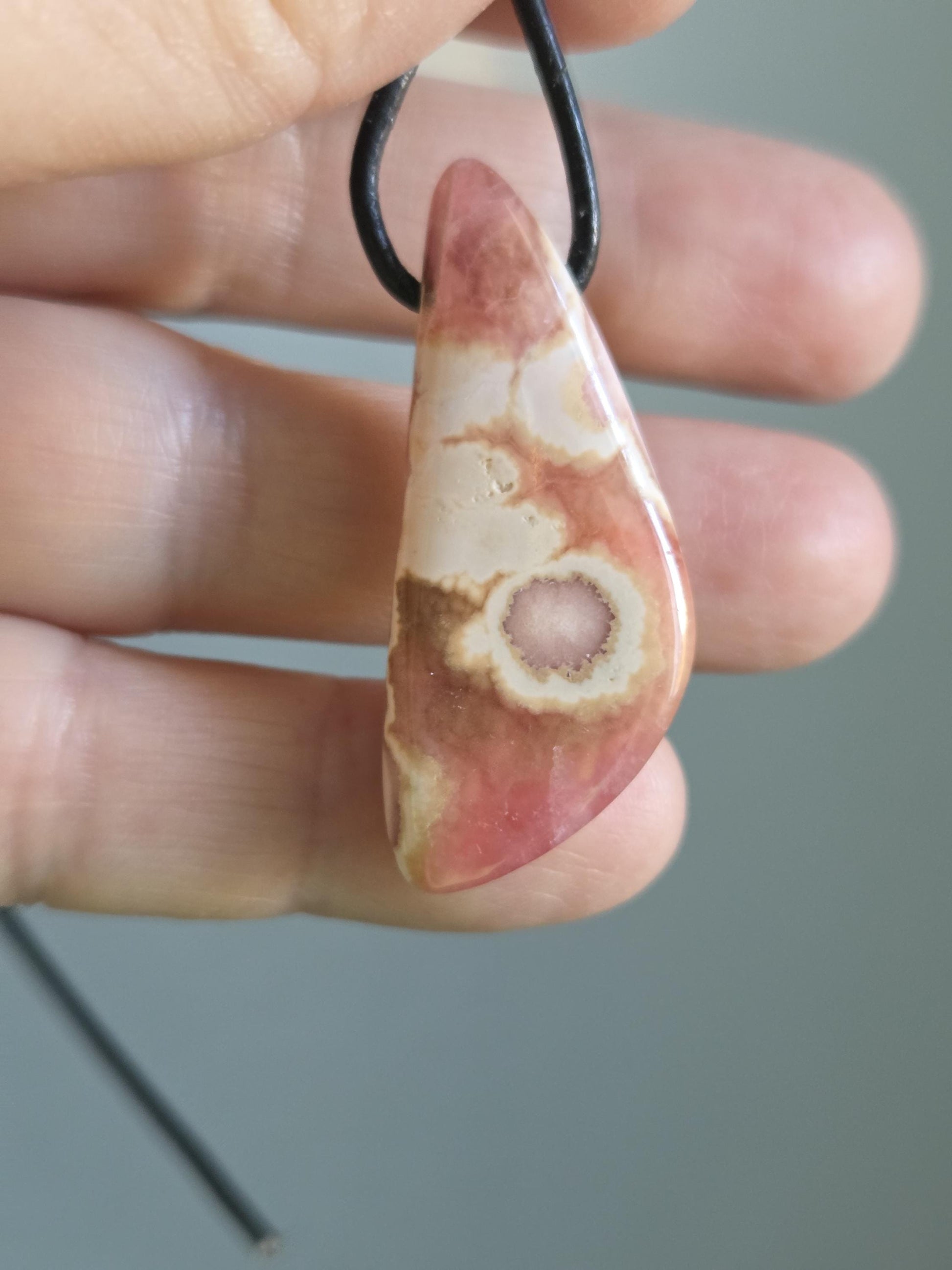 Entzückender Rhodochrosit Anhänger, 40 x 17 x 8 mm, gebohrt, an verstellbarem Lederband