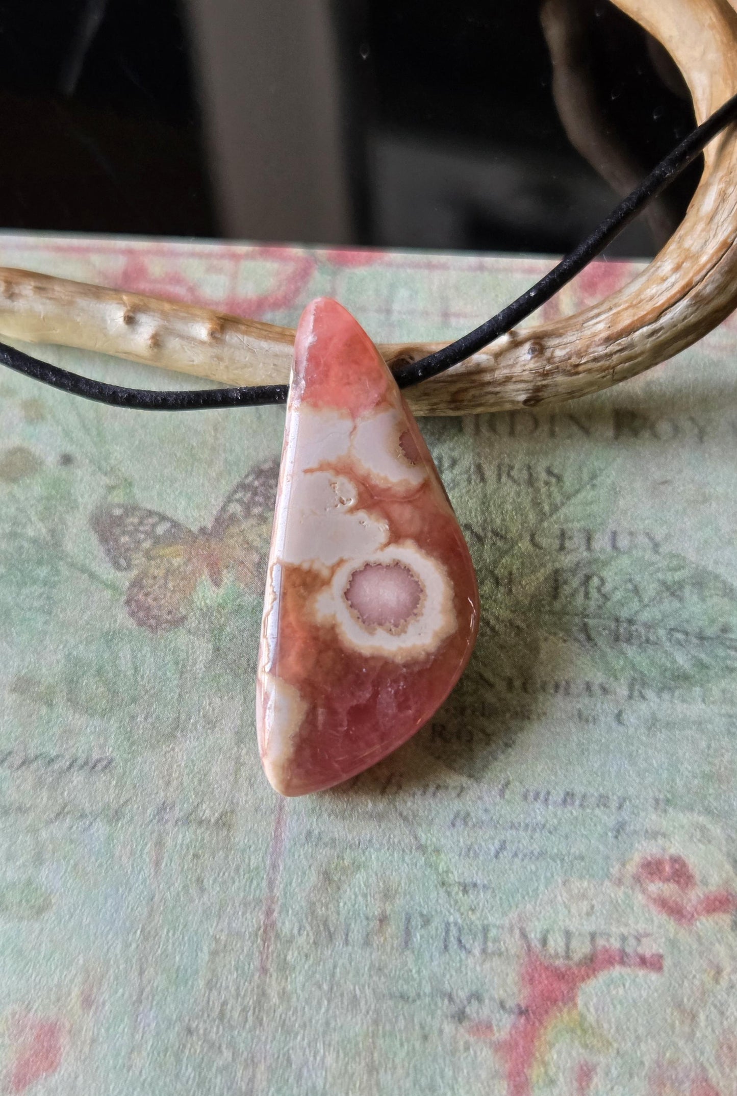 Entzückender Rhodochrosit Anhänger, 40 x 17 x 8 mm, gebohrt, an verstellbarem Lederband