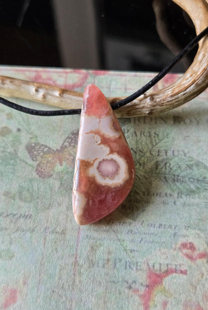 Entzückender Rhodochrosit Anhänger, 40 x 17 x 8 mm, gebohrt, an verstellbarem Lederband