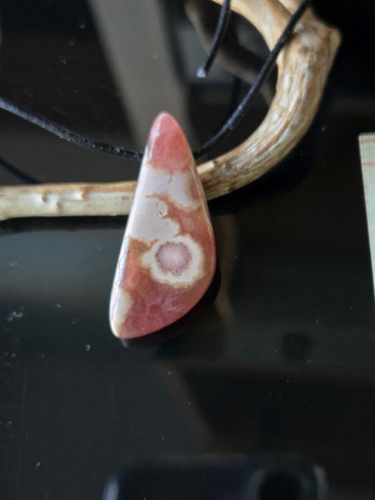 Entzückender Rhodochrosit Anhänger, 40 x 17 x 8 mm, gebohrt, an verstellbarem Lederband