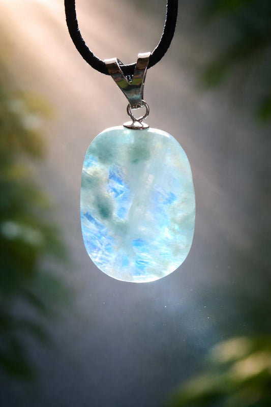 Regenbogen Mondstein weißer Labradorit Anhänger mit Anteilen von Aquamarin, an 925er Silberöse, an verstellbarem Lederband