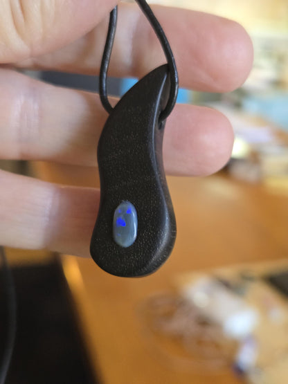 Ebenholz mit Boulder Opal, Opal Holz Anhänger, 41 x 12 x 8 mm, gebohrt, an verstellbarem Lederband