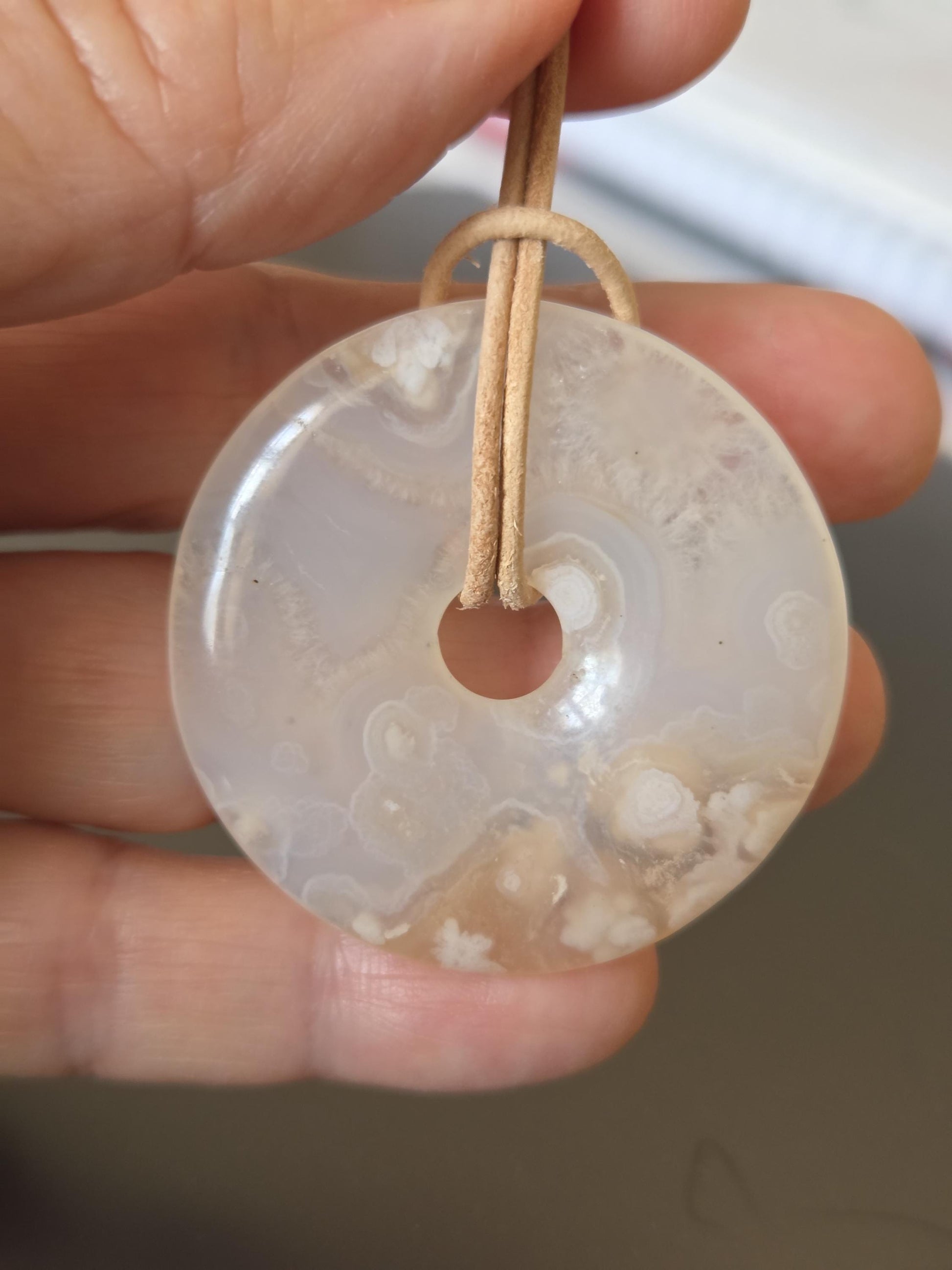 Zauberhafter Kirschblüten Achat Sakura Blumenachat Donut Anhänger groß, 42 x 7 mm, an verstellbarem Lederband