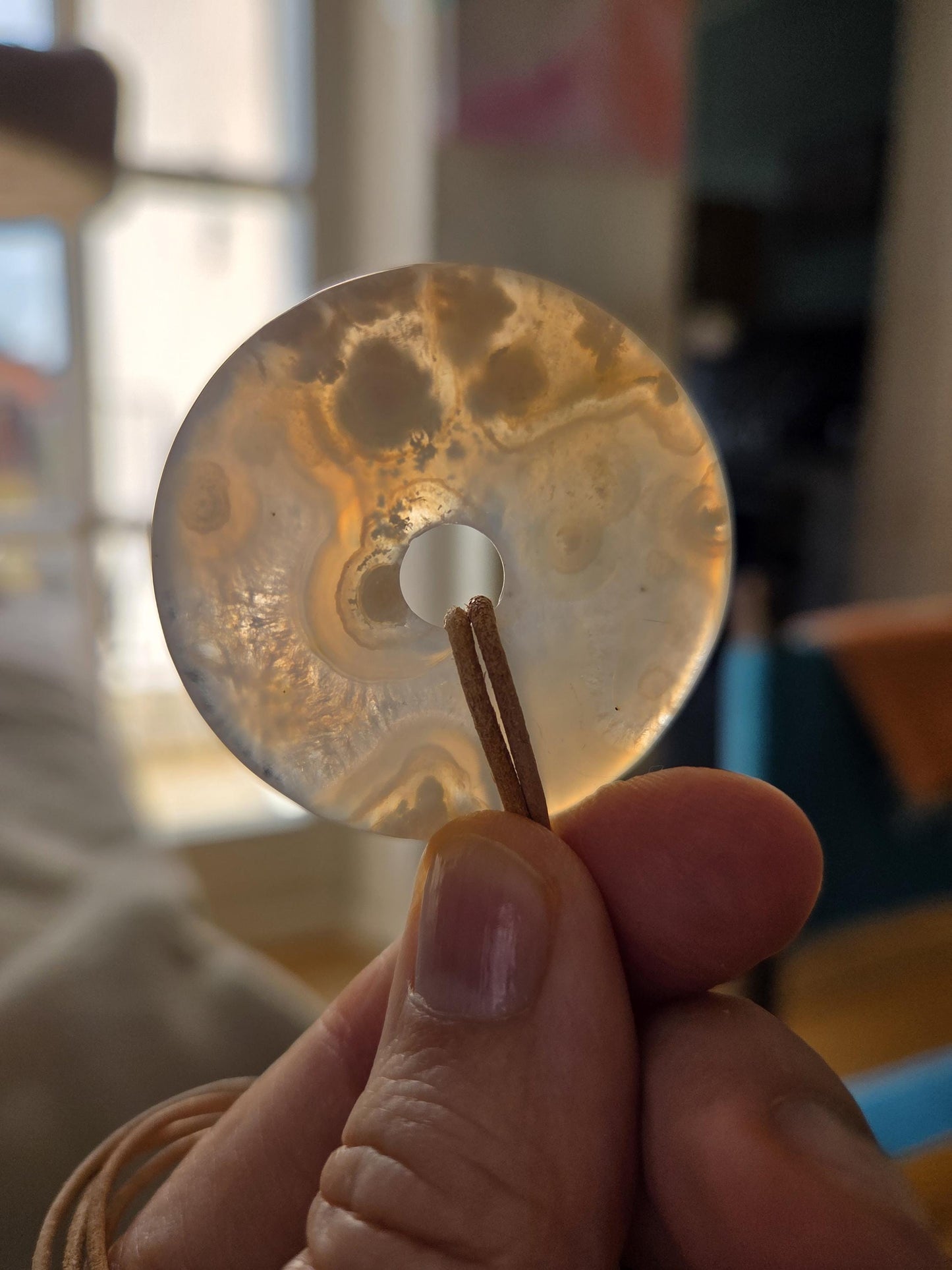 Zauberhafter Kirschblüten Achat Sakura Blumenachat Donut Anhänger groß, 42 x 7 mm, an verstellbarem Lederband