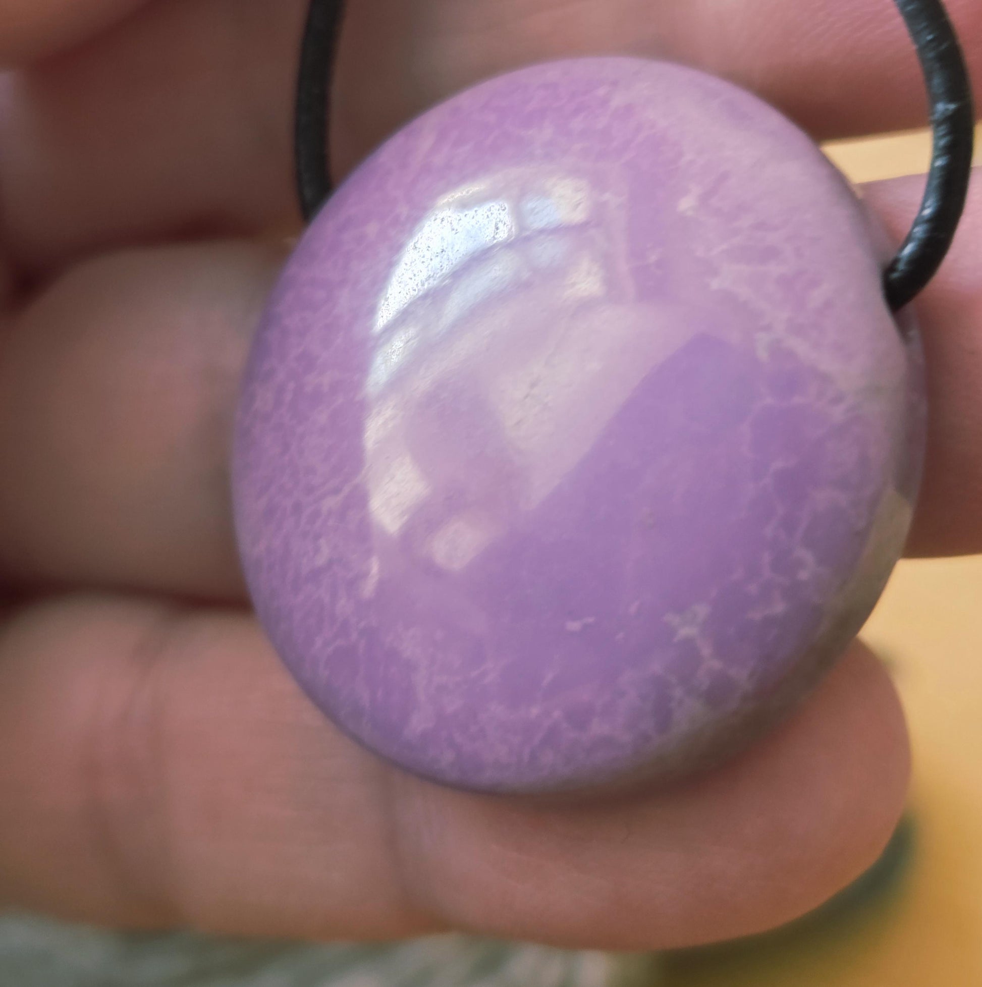 Rarität Phosphosiderit aus der Atacama Wüste Chile, Anhänger, 31 x 31 x 8 mm, gebohrt, an verstellbarem Lederband