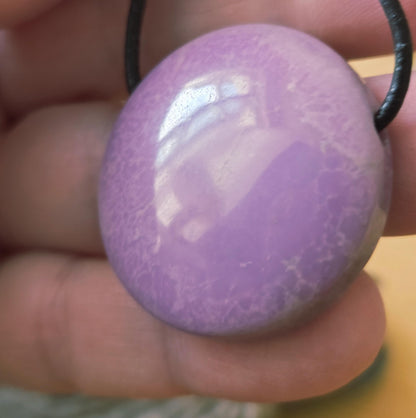 Rarität Phosphosiderit aus der Atacama Wüste Chile, Anhänger, 31 x 31 x 8 mm, gebohrt, an verstellbarem Lederband