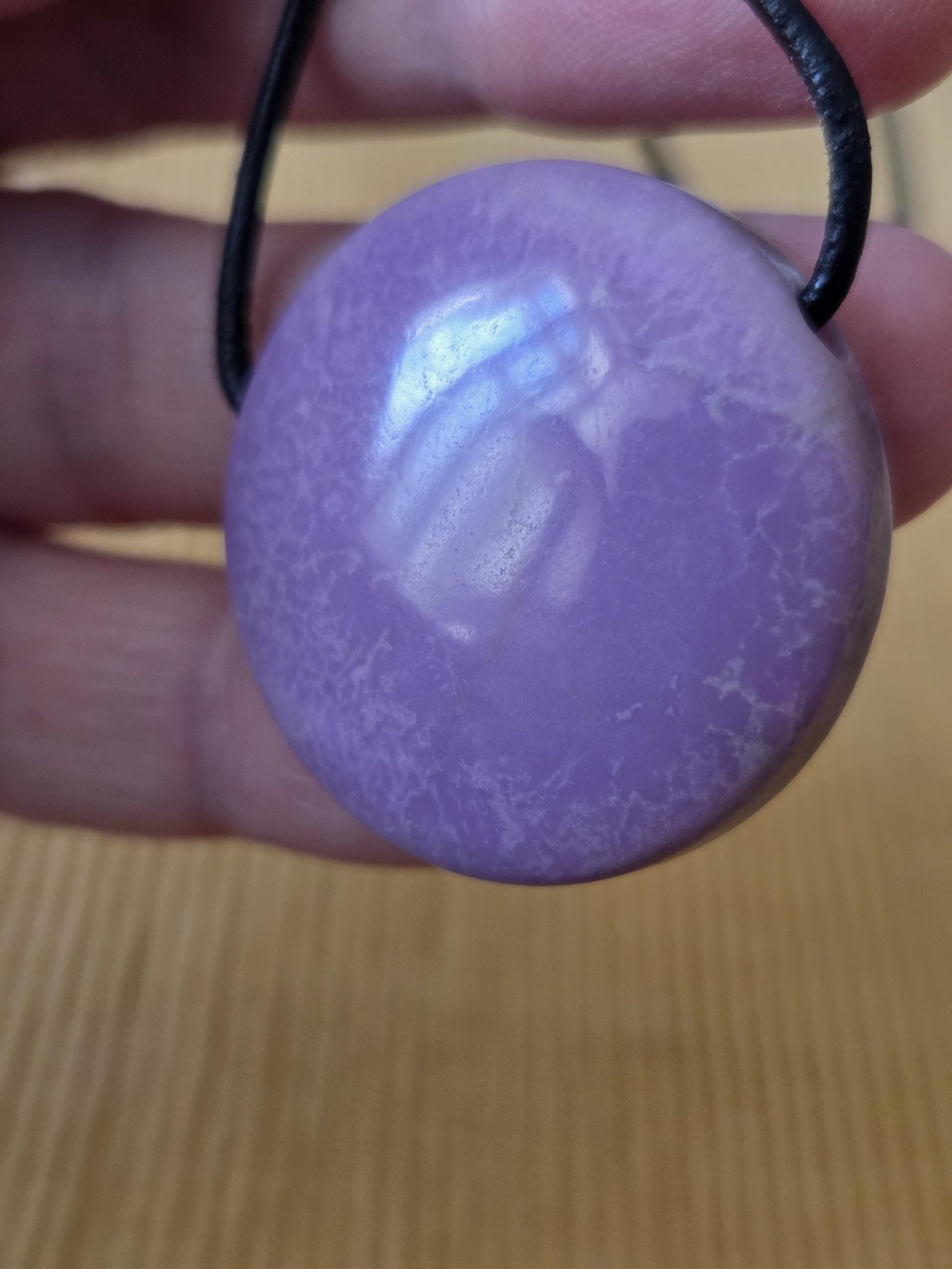 Rarität Phosphosiderit aus der Atacama Wüste Chile, Anhänger, 31 x 31 x 8 mm, gebohrt, an verstellbarem Lederband