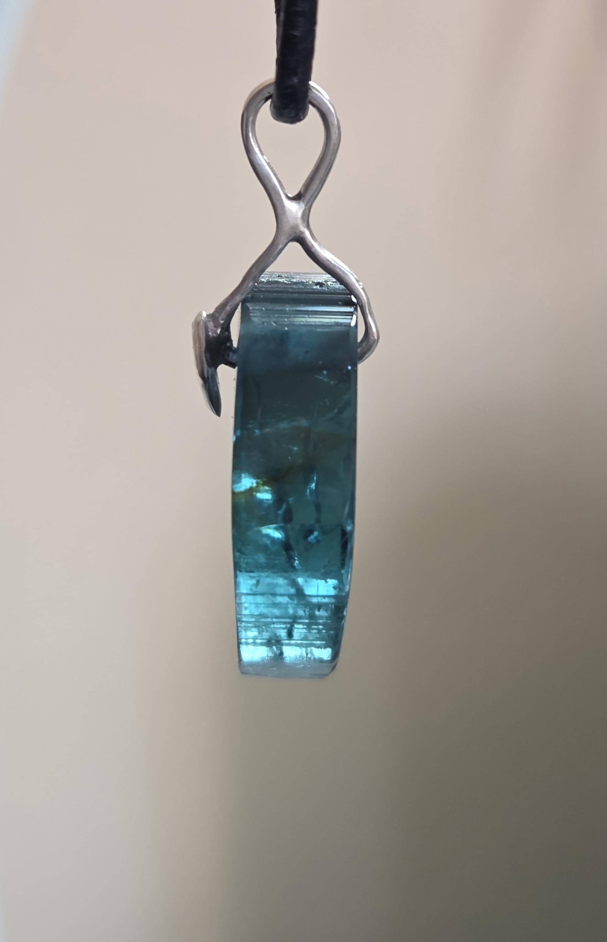 Turmalin blau Indigolith Indigolith Rohstein Scheibe Anhänger, an 925er Silber Öse, an verstellbarem Lederband