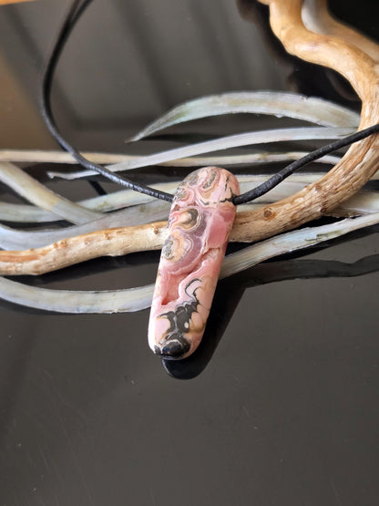 Fabelhafter Rhodochrosit Anhänger, 40 x 18 x 8 mm, gebohrt, an verstellbarem Lederband