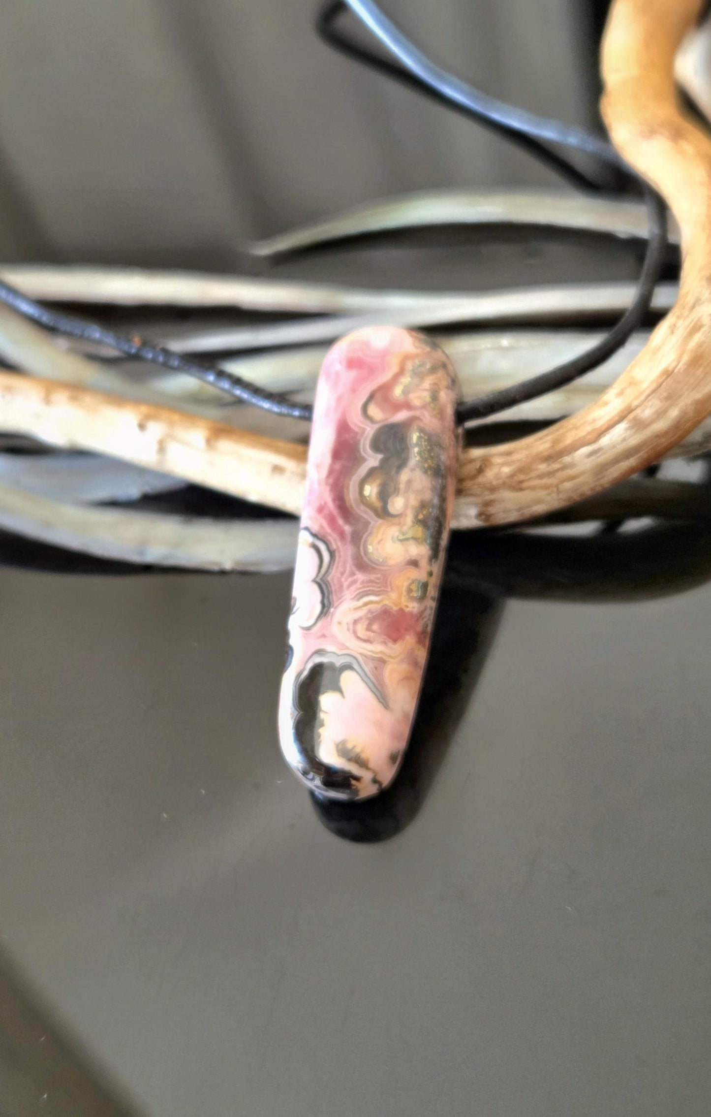 Fabelhafter Rhodochrosit Anhänger, 40 x 18 x 8 mm, gebohrt, an verstellbarem Lederband