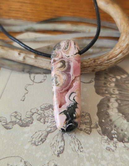 Fabelhafter Rhodochrosit Anhänger, 40 x 18 x 8 mm, gebohrt, an verstellbarem Lederband