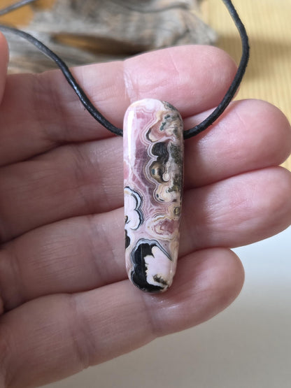 Fabelhafter Rhodochrosit Anhänger, 40 x 18 x 8 mm, gebohrt, an verstellbarem Lederband