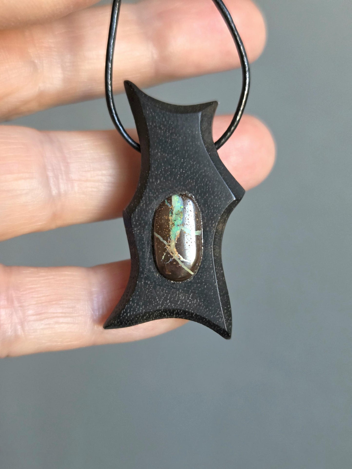 Ebenholz mit Boulder Opal, Opal Holz Anhänger, 41 x 20 x 10 mm, gebohrt, an verstellbarem Lederband