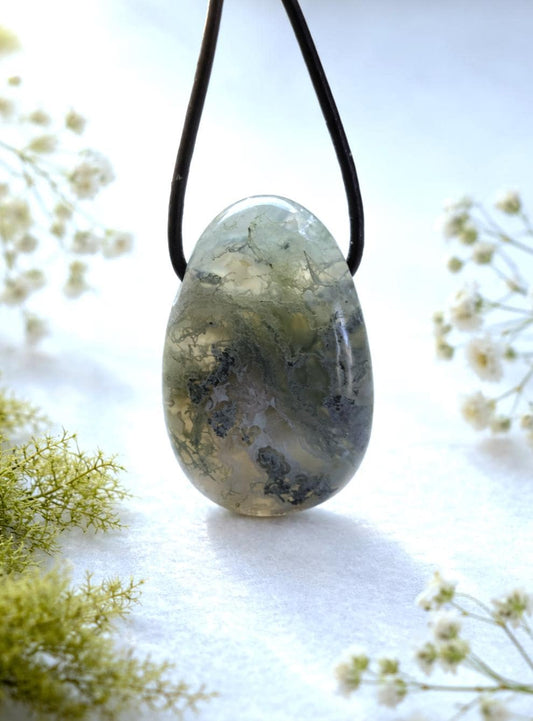 Mystischer durchscheinender Moosachat Anhänger, 32 x 21 x 11 mm, gebohrt, an verstellbarem Lederband