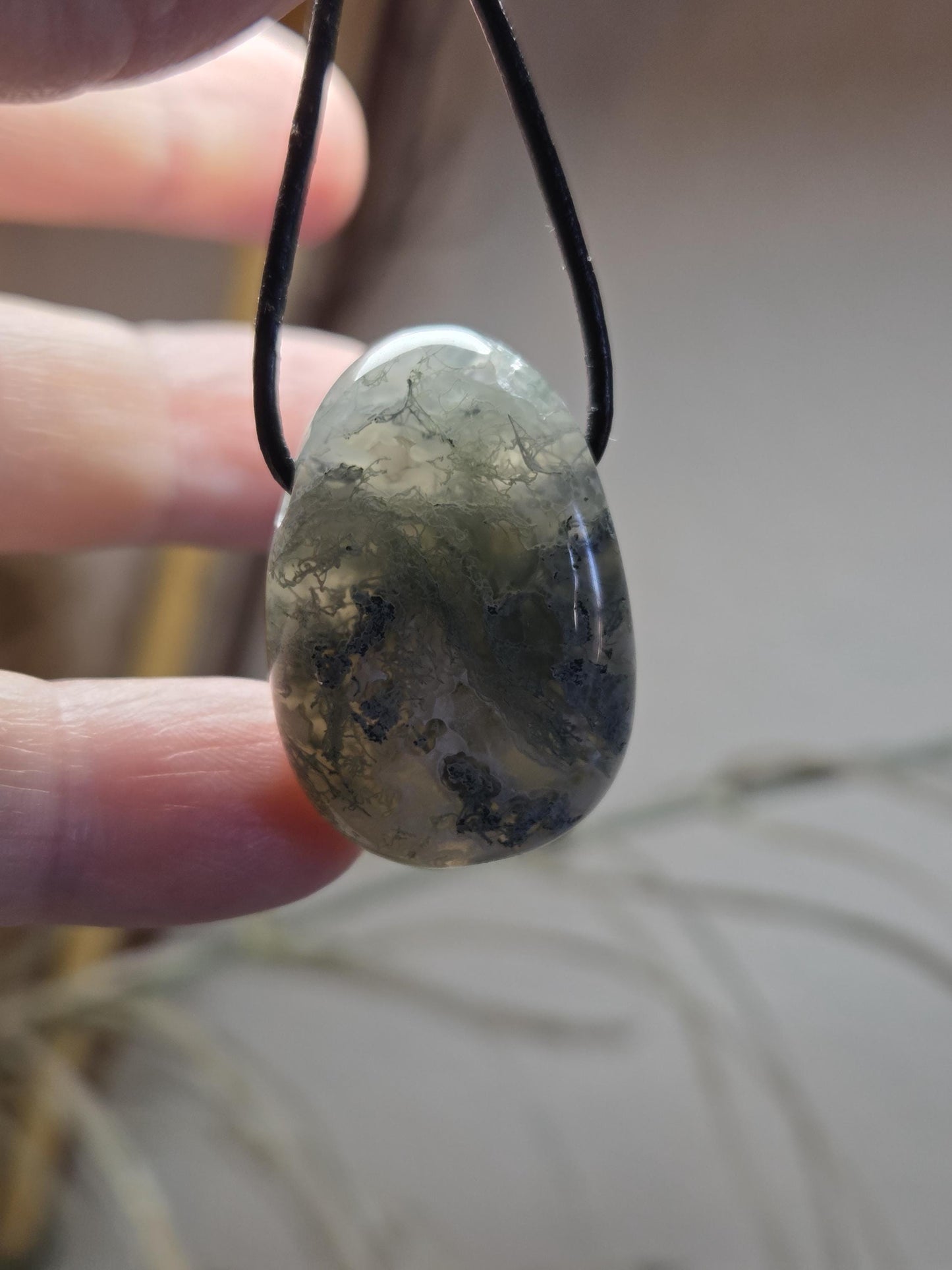 Mystischer durchscheinender Moosachat Anhänger, 32 x 21 x 11 mm, gebohrt, an verstellbarem Lederband