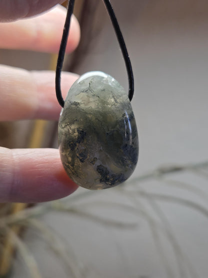 Mystischer durchscheinender Moosachat Anhänger, 32 x 21 x 11 mm, gebohrt, an verstellbarem Lederband