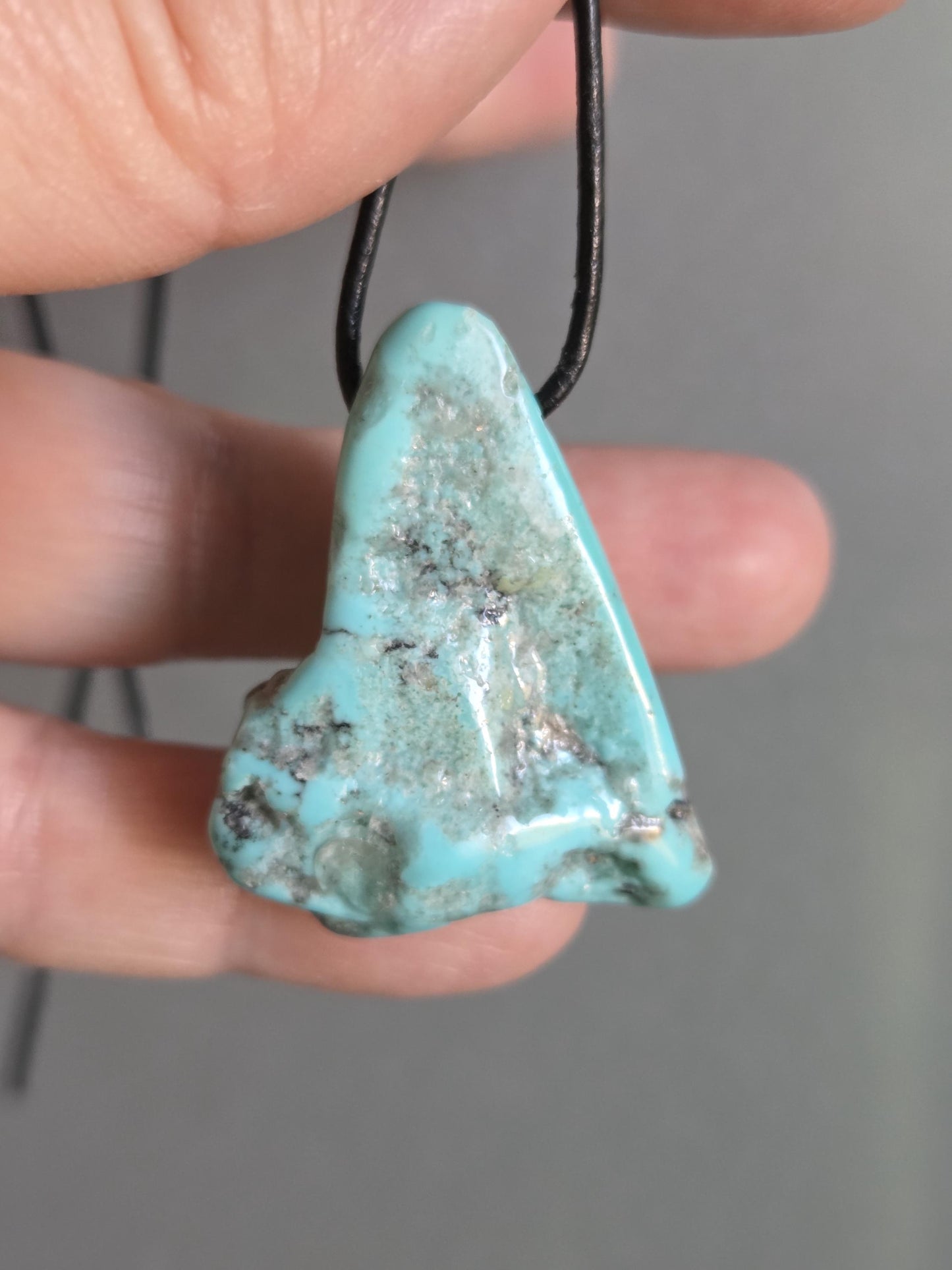 Großer Türkis Anhänger, 37 x 30 x 11 mm, gebohrt, an verstellbarem Lederband