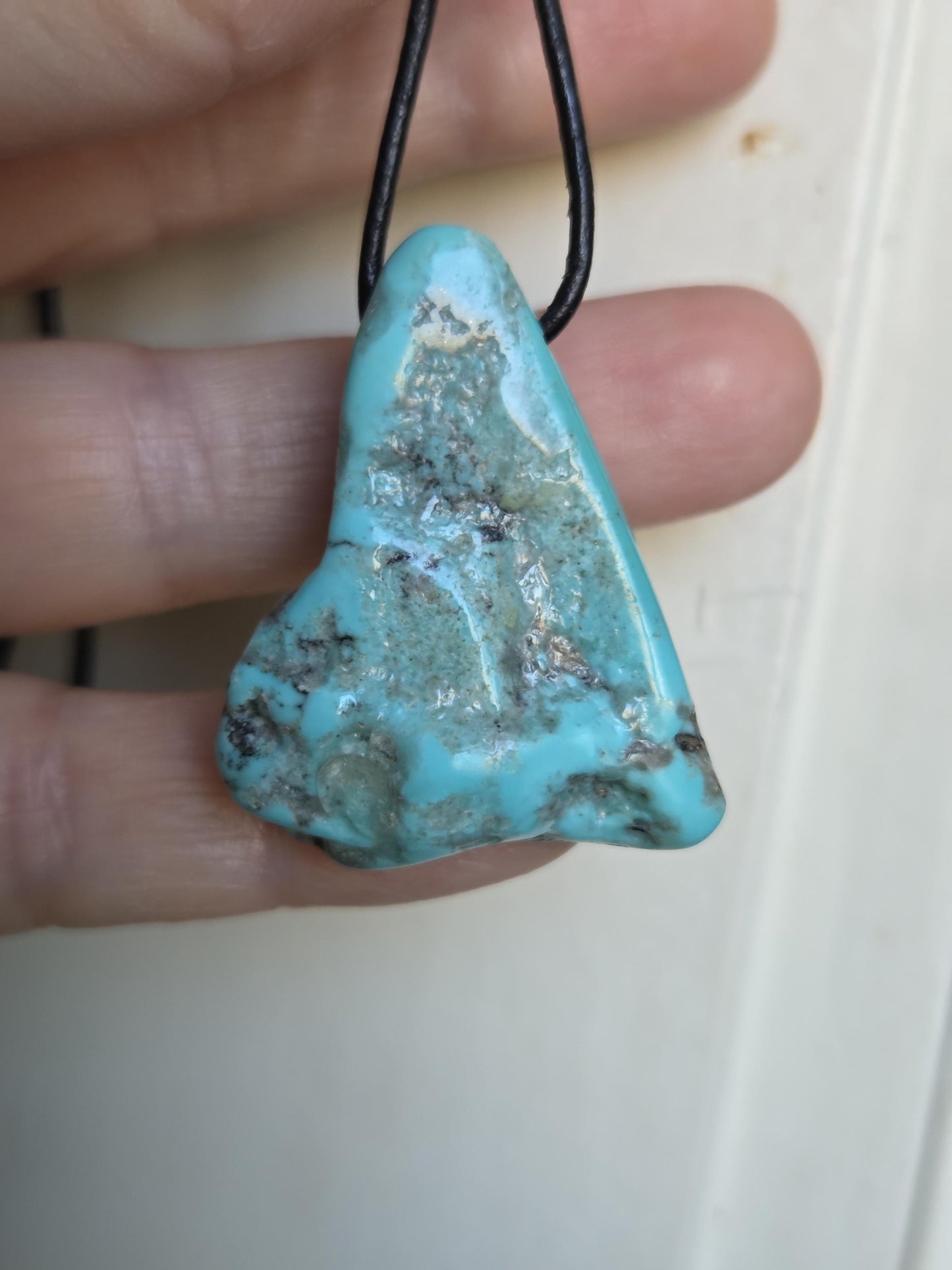 Großer Türkis Anhänger, 37 x 30 x 11 mm, gebohrt, an verstellbarem Lederband