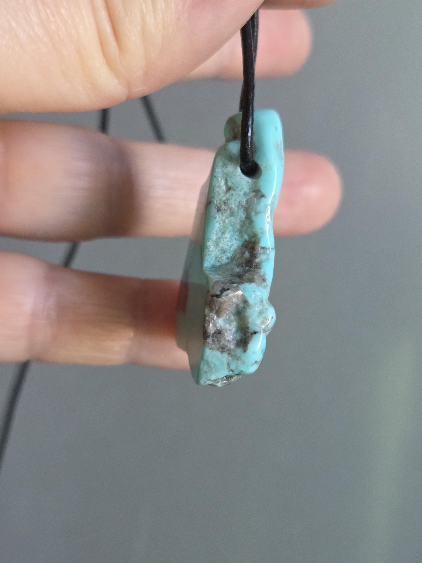 Großer Türkis Anhänger, 37 x 30 x 11 mm, gebohrt, an verstellbarem Lederband