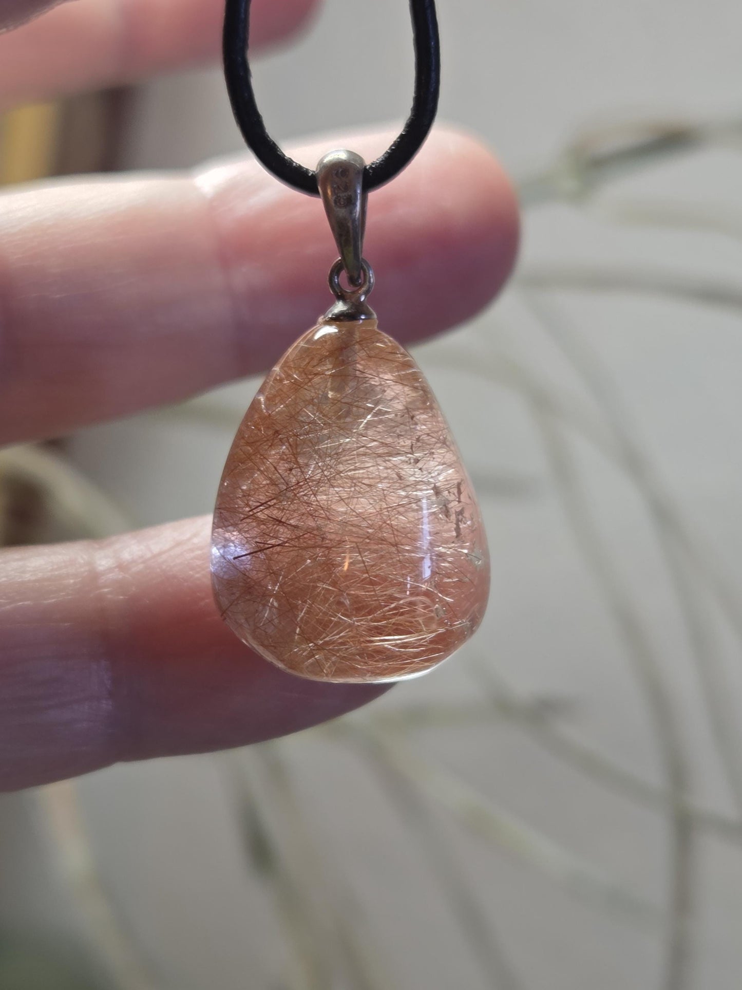 Rutil Quarz Anhänger, rote und silberne Rutile, an 925erSilberÖse, an verstellbarem Lederband