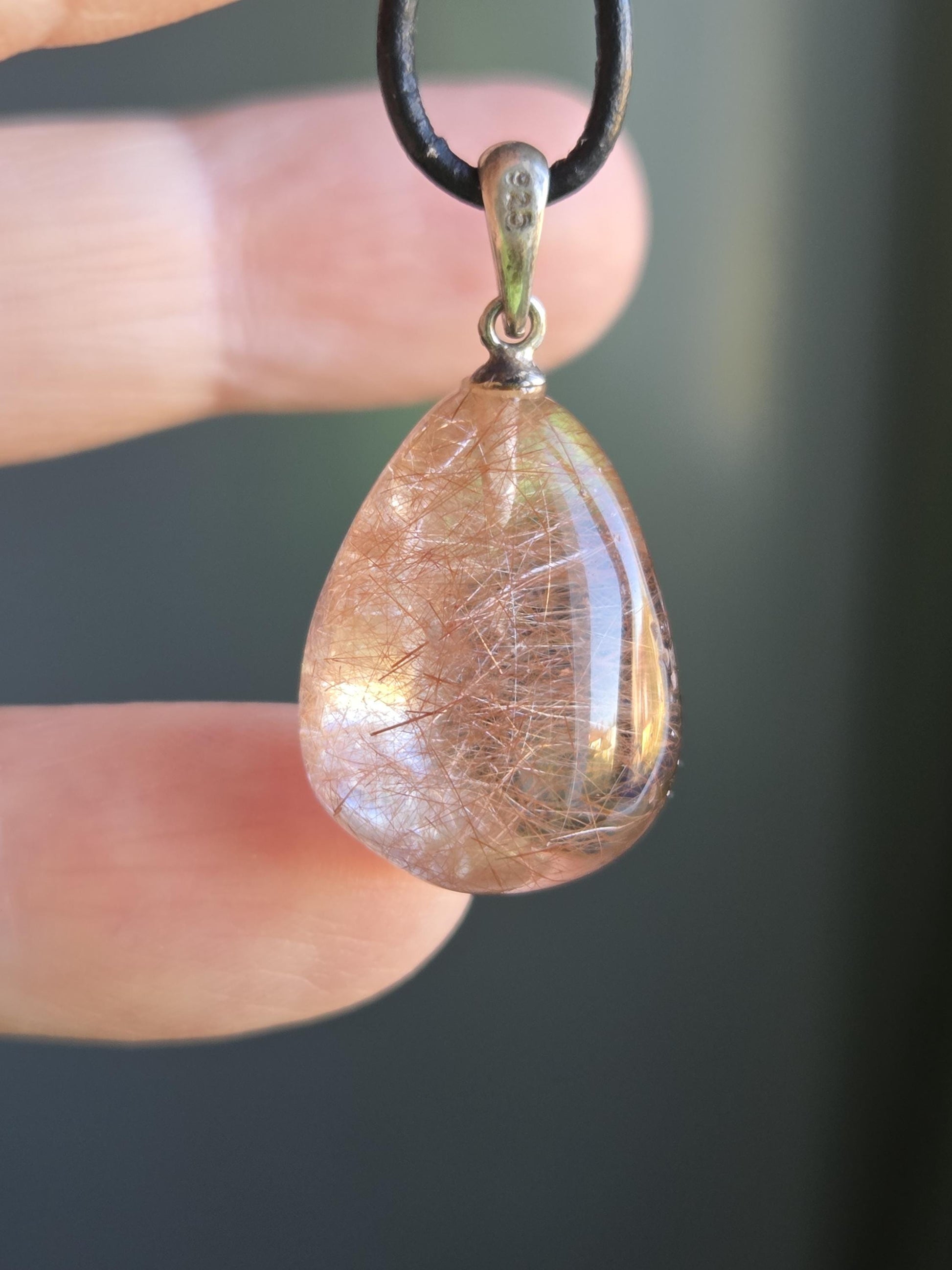 Rutil Quarz Anhänger, rote und silberne Rutile, an 925erSilberÖse, an verstellbarem Lederband