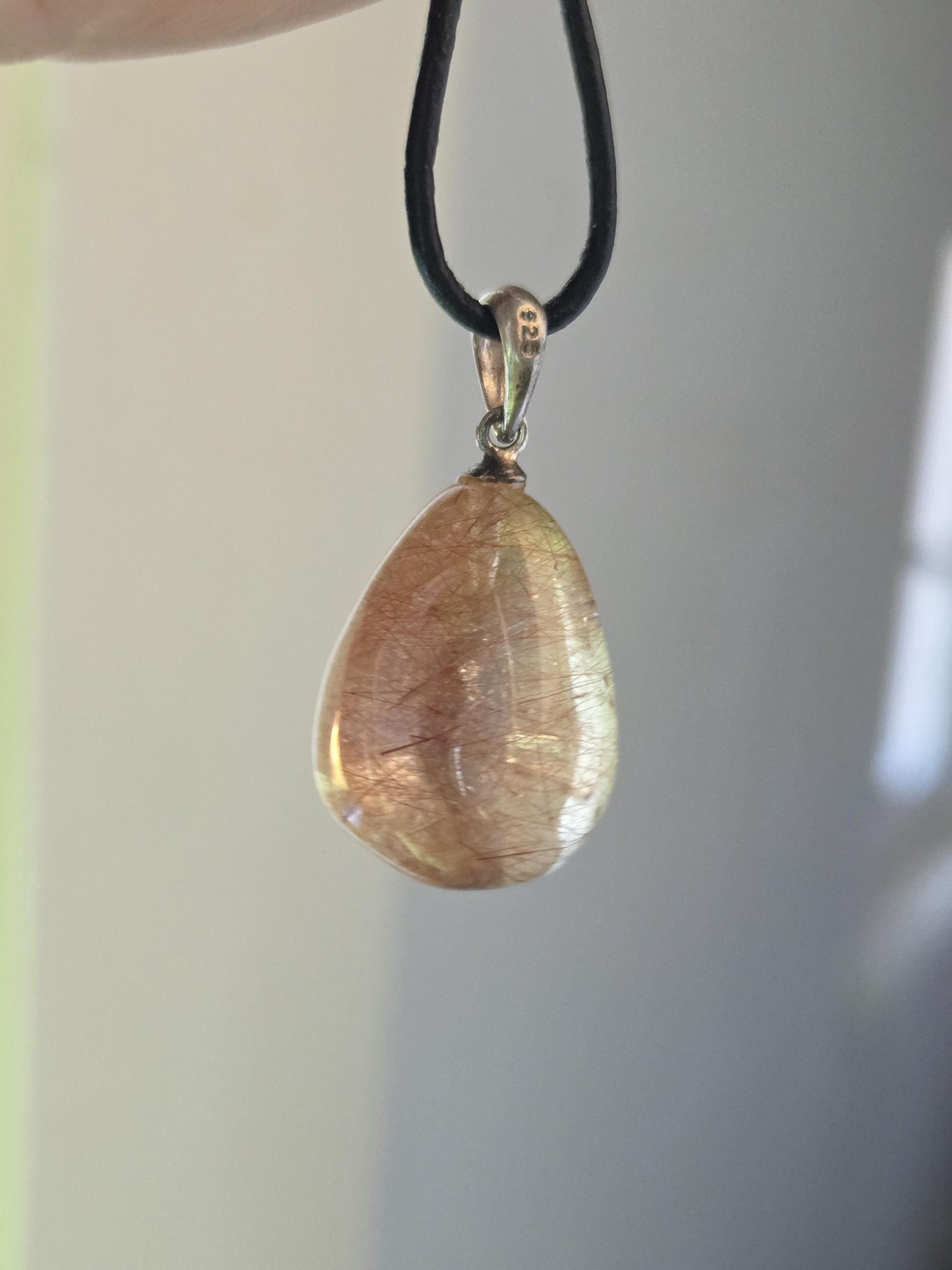 Rutil Quarz Anhänger, rote und silberne Rutile, an 925erSilberÖse, an verstellbarem Lederband