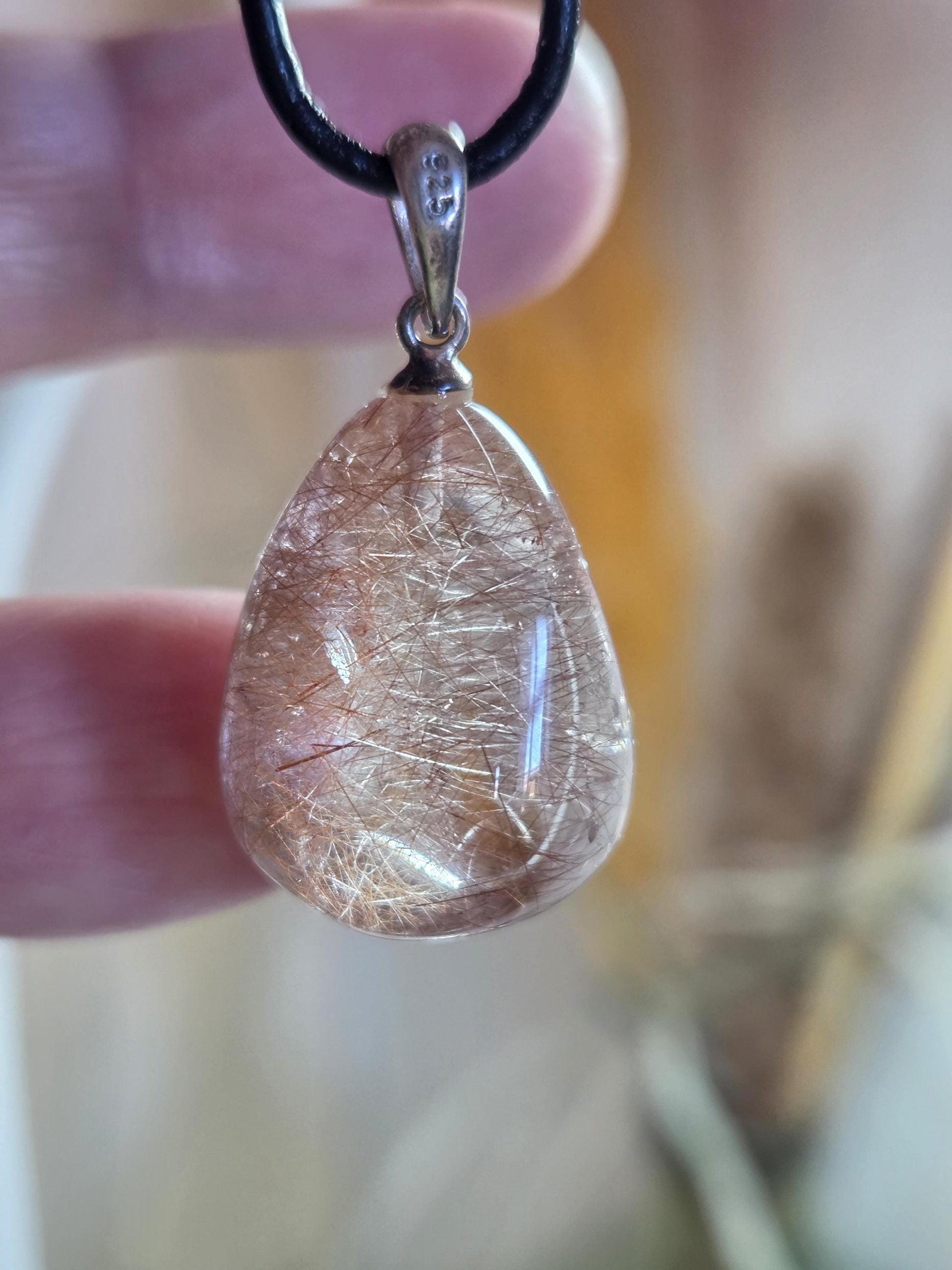 Rutil Quarz Anhänger, rote und silberne Rutile, an 925erSilberÖse, an verstellbarem Lederband