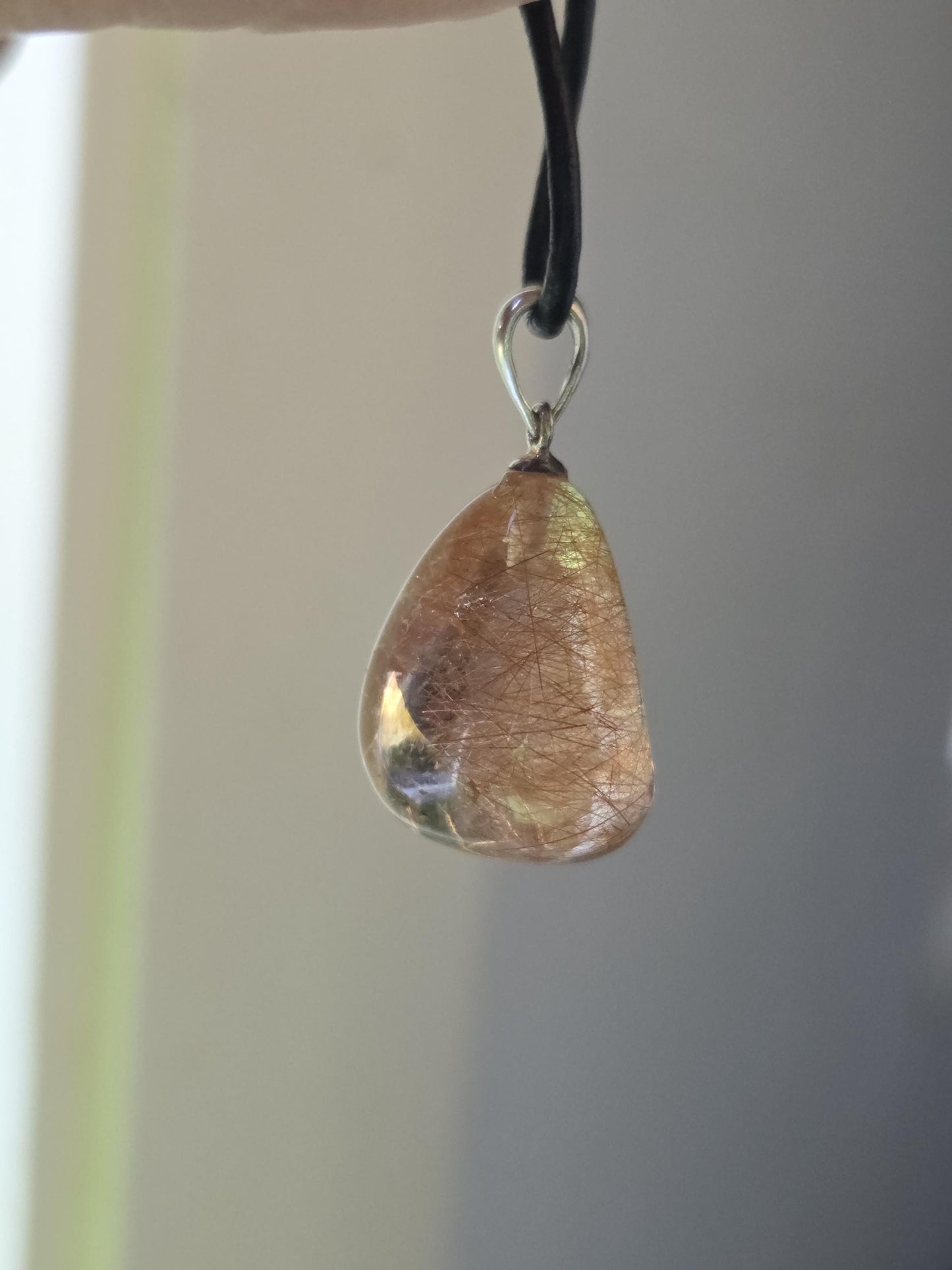Rutil Quarz Anhänger, rote und silberne Rutile, an 925erSilberÖse, an verstellbarem Lederband