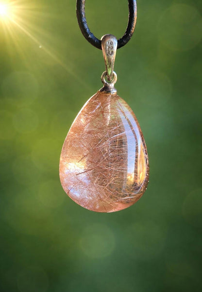 Rutil Quarz Anhänger, rote und silberne Rutile, an 925erSilberÖse, an verstellbarem Lederband